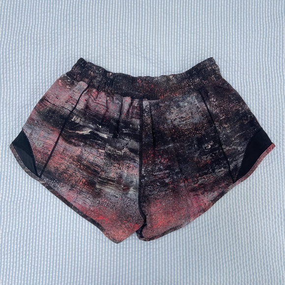 Lululemon Athletica 2.5” Hotty Hot Shorts Sz 6, Azurite Poppy Coral Multi/Black - Picture 5 of 5
